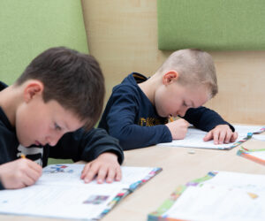 leerlingen op het leerplein aan het werk